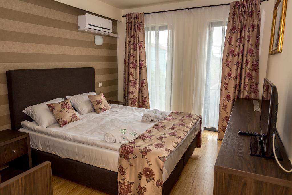 May Residence Dumbravita  外观 照片