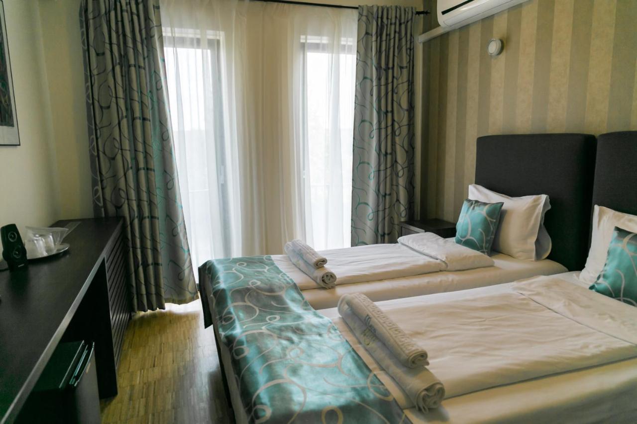 May Residence Dumbravita  外观 照片